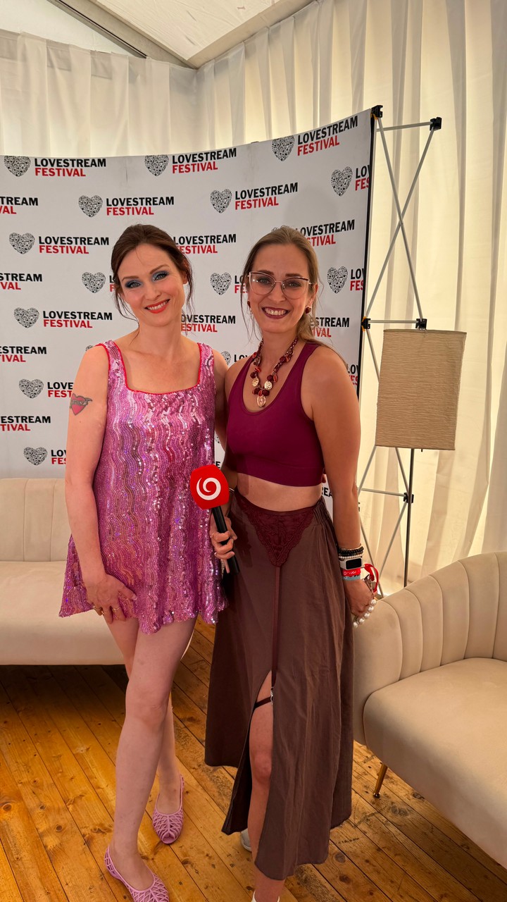 LOVESTREAM - Sophie Ellis-Bextor a redaktorka Lenka Filipová